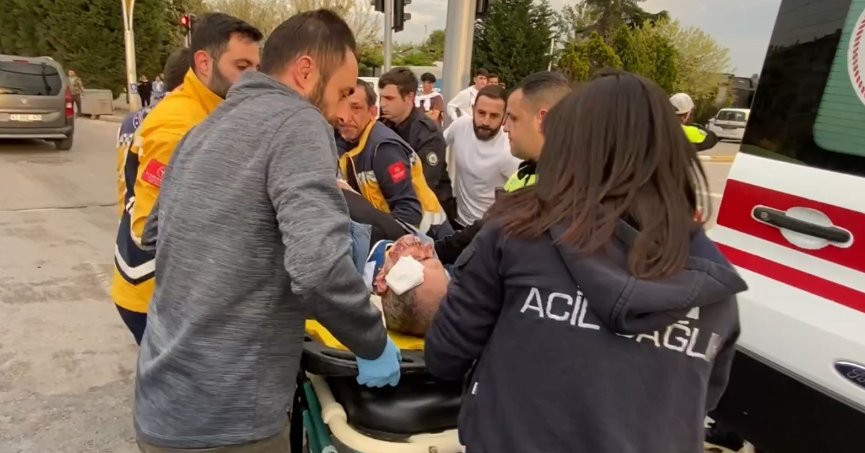 Kocaeli'de iki otomobil çarpıştı, yol trafiğe kapandı: 5 yaralı