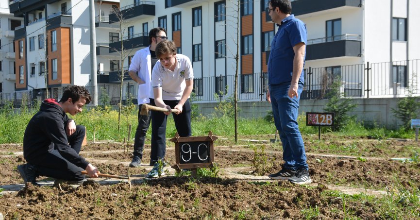 Lise öğrencileri hem alın terinin ekmeğini yiyor hem de bilinçleniyor