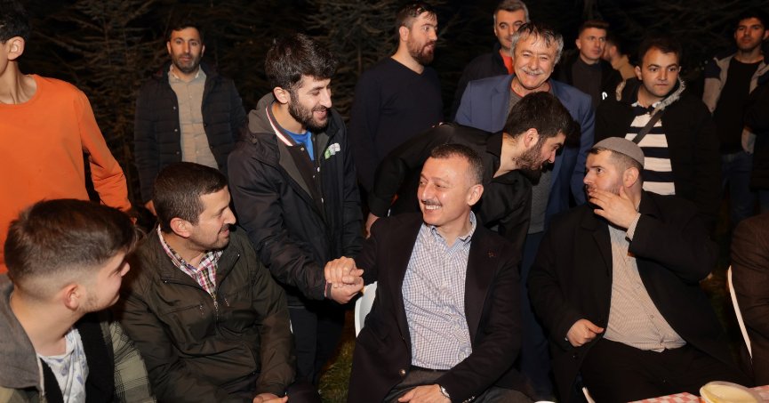Başkan Büyükakın, Topçular Mahalle sakinleriyle iftarda buluştu