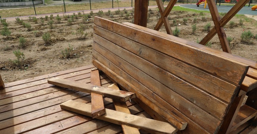 Açılışı yapılmadan park tahrip edildi