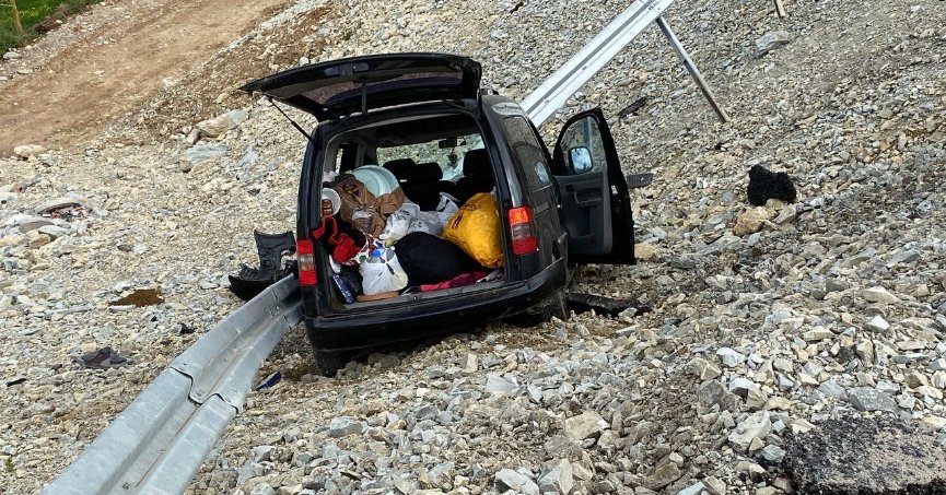 Hafif ticari aracın şarampole uçmasını demir bariyer önledi: 1 yaralı