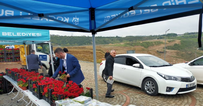 Büyükşehir’den mezarlıklarda çiçek dağıtımı