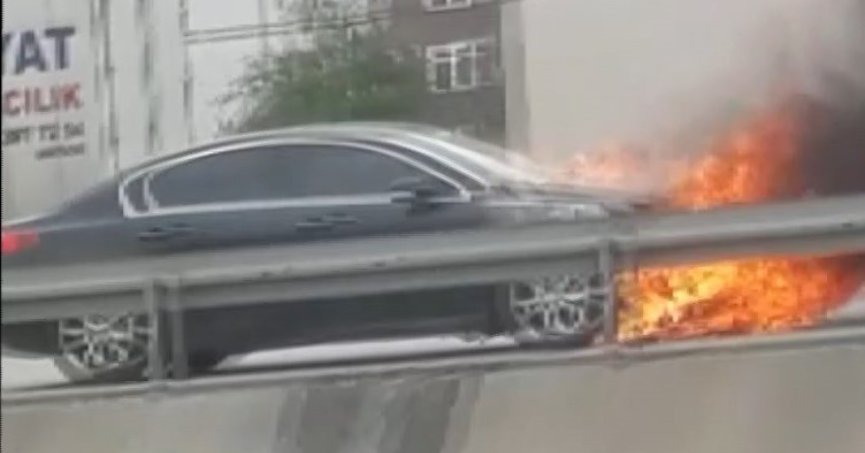 Seyir halindeki otomobil alev alev yandı