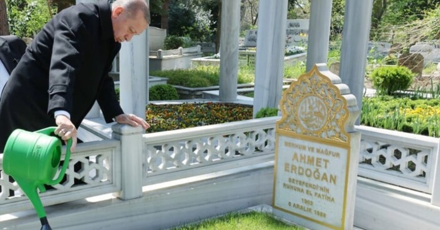 Cumhurbaşkanı Erdoğan anne ve babasının kabrini ziyaret etti