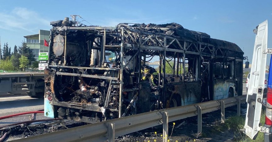 Alevlere teslim olan belediye otobüsü demir yığınına döndü