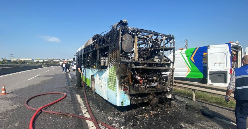  Alevlere teslim olan belediye otobüsü demir yığınına döndü