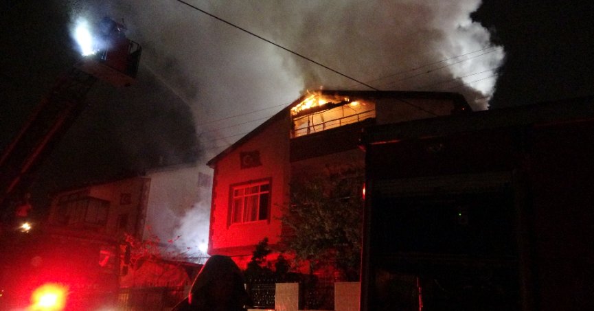 İki katlı binanın çatısı alev alev yandı