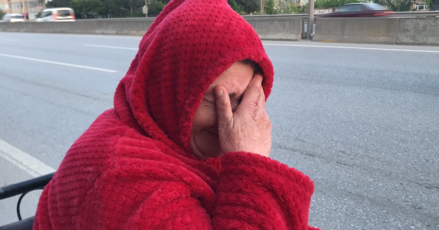 Akülü tekerlekli sandalyesiyle yolda kalan kadının sözleri yürek dağladı: