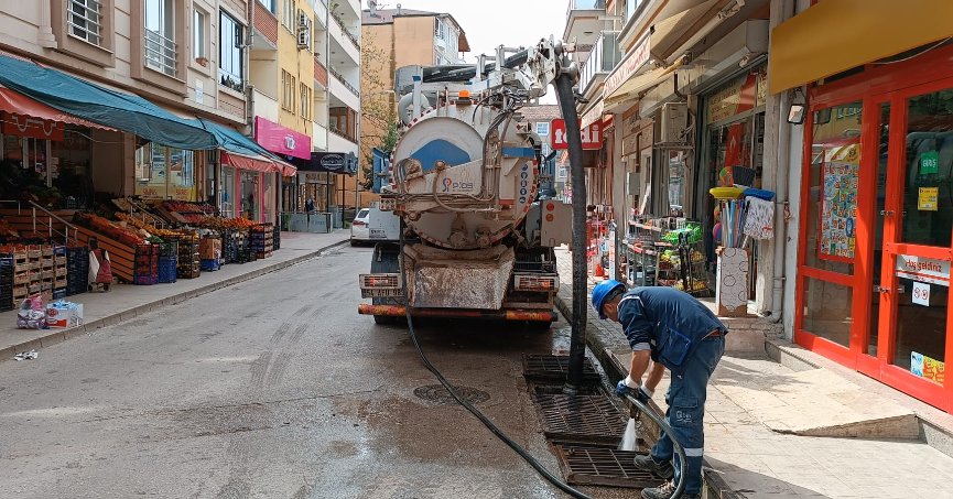 İSU, YAĞMUR ÖNCESİ MAZGAL VE IZGARA TEMİZLİKLERİ YAPIYOR