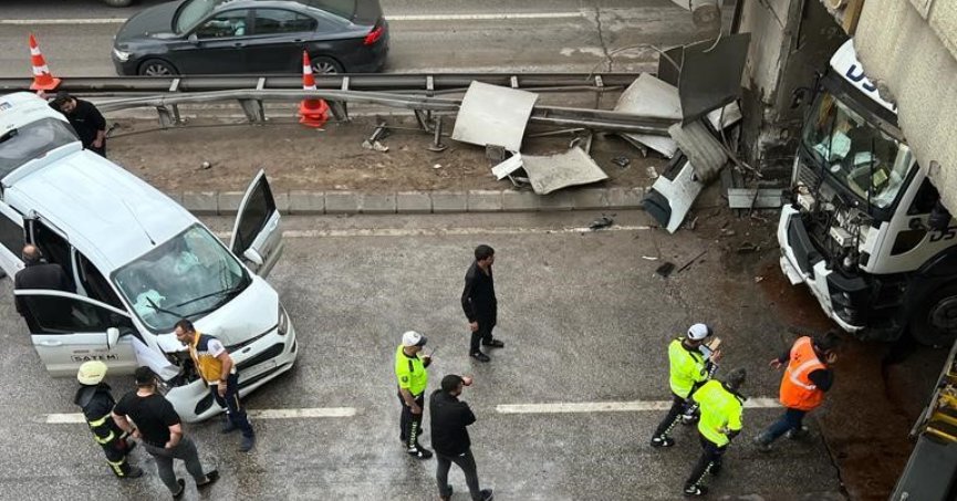 Tünel girişinde kaza yapan tır makasladı, trafik felç oldu