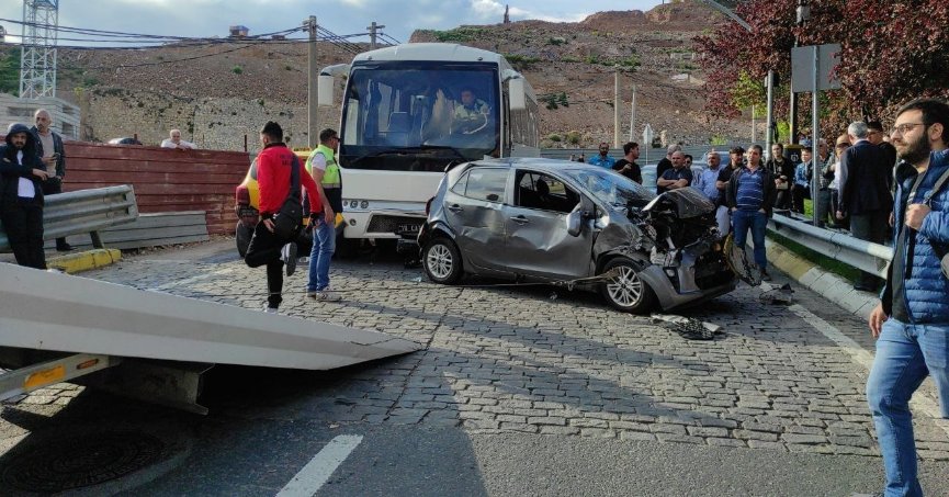 Freni patlayan midibüs 5 aracın arasına daldı: 2 yaralı