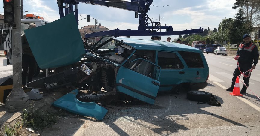 Lastiği kopan otomobil trafik lambaları direğine çarptı: 2'si çocuk 4 yaralı