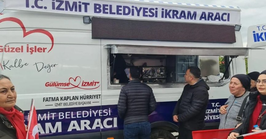 İzmit Belediyesi mitinge  katılanlara çay dağıttı