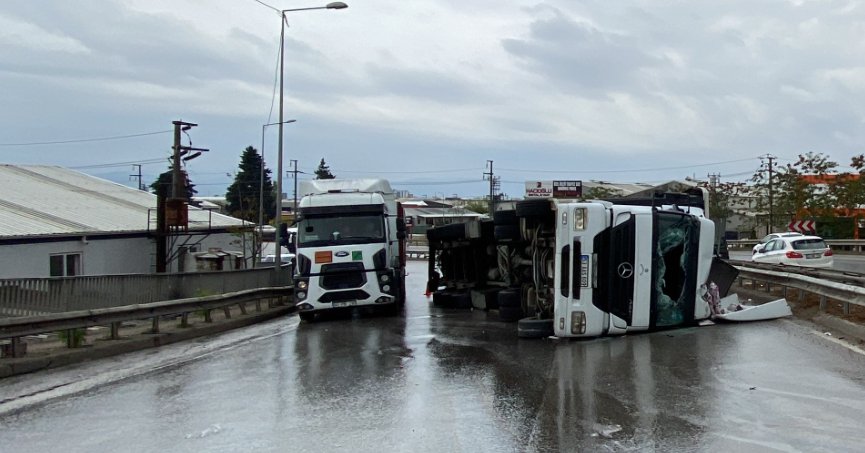 Virajda kontrolden çıkan tır devrildi, sürücü yaralandı