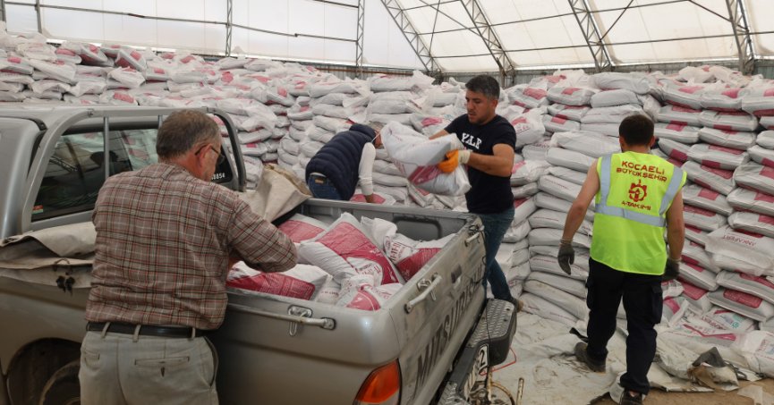 Büyükşehir’den çiftçilere yüzde 50 hibeli gübre dağıtımı sürüyor