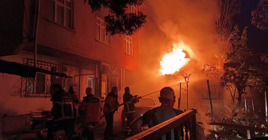 Annesini hastaneye götürmek için emanet aldığı araç alev topuna döndü