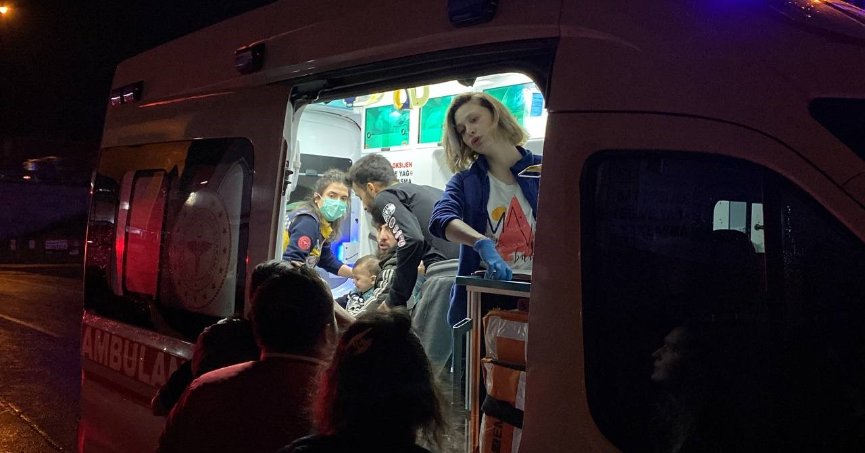 Bebekle binilen elektrik bisiklet otomobil ile çarpıştı: 3 yaralı