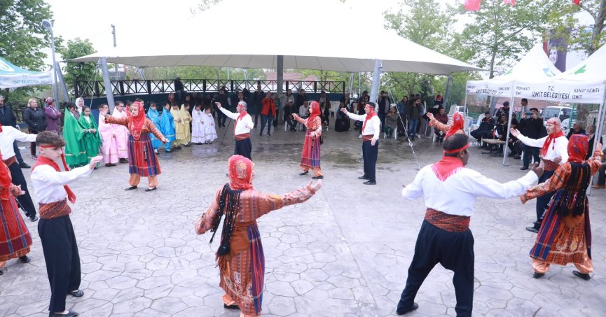 İzmit’in köylerini bahar coşkusu sardı