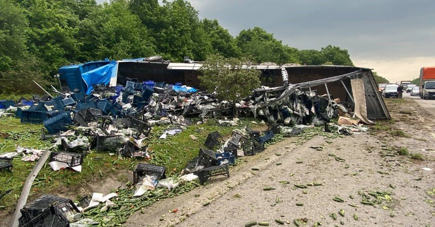 D-100'de tır devrildi, sebze kasaları yola saçıldı: 1 yaralı