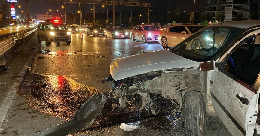 Otomobil yol kenarındaki bariyerlere çarptı: 1 yaralı