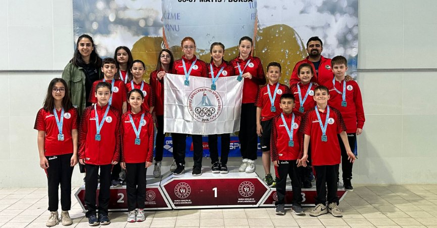 Körfezli yüzücüler havuzda madalya bırakmadılar