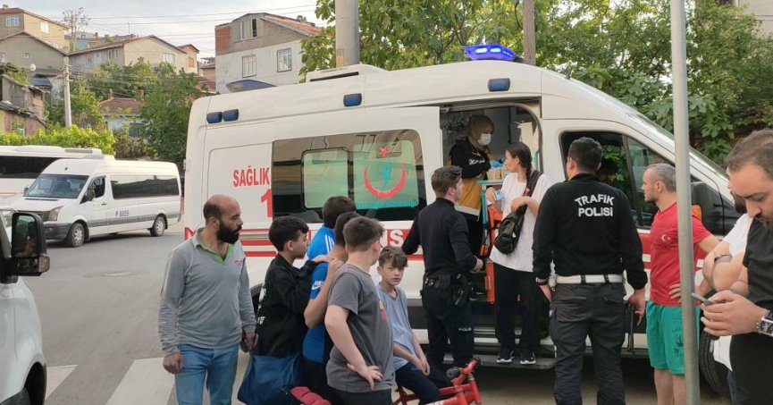 Yolun karşısına geçen çocuğa servis aracı çarpıp kaçtı