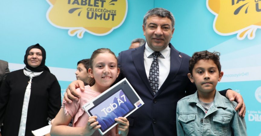 Başkan Şayir sözünü tutuyor, 5. Sınıflar tabletlerine kavuşuyor