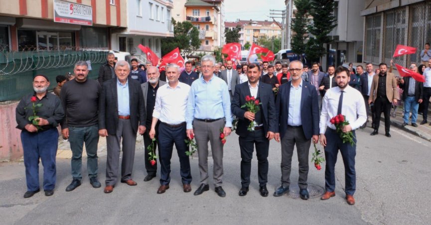 AK Parti, Gebze’de sokak sokak vatandaşlarla buluşup, gül dağıttı