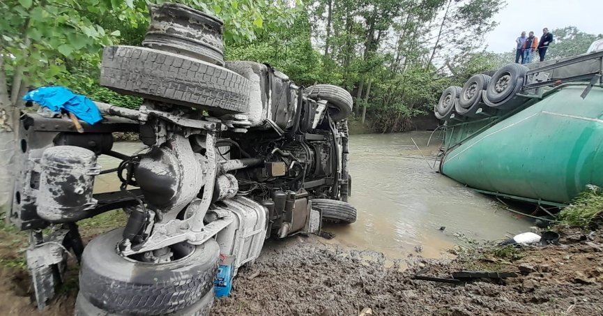TEM’de bariyerlere çarpan tır dorseden ayrılıp dereye uçtu