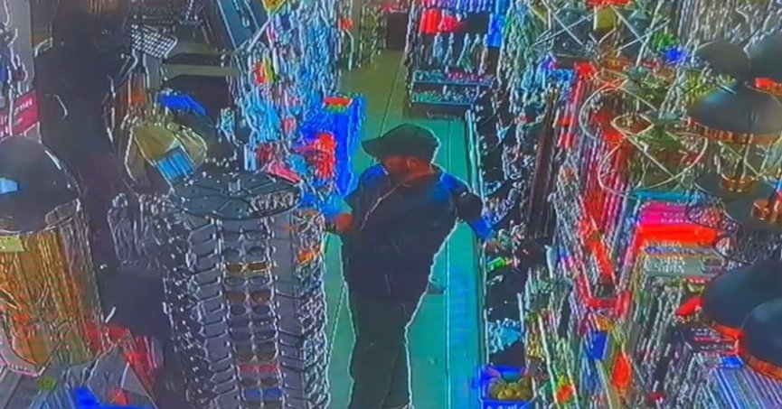 İlginç hırsızlık: Müşteri gibi geldi, şapkayı böyle çaldı