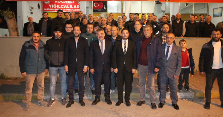 AK Parti Derince’de sahayı boş bırakmıyor