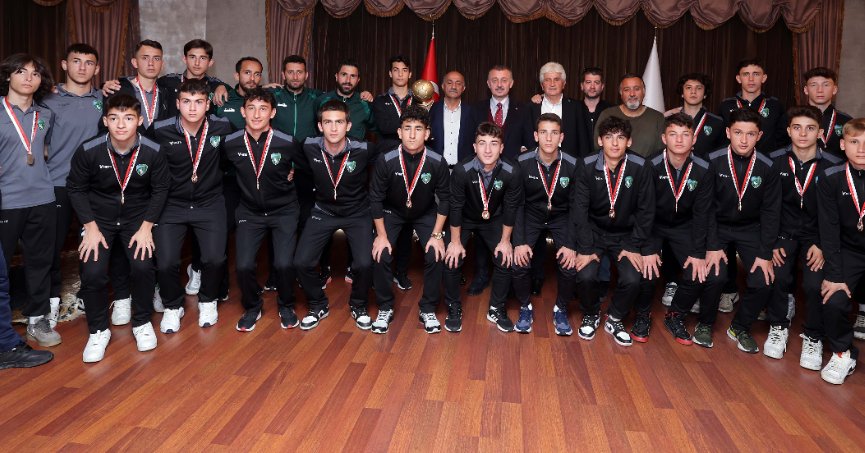 Başkan Büyükakın, Şampiyonları tebrik etti