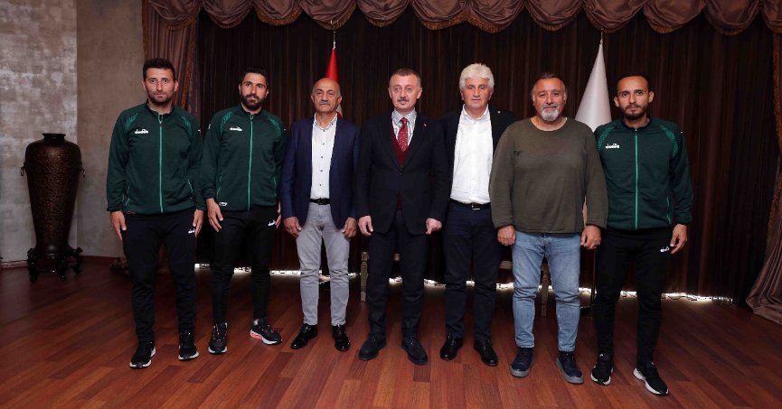 Başkan Büyükakın, şampiyon gençlerle bir araya geldi