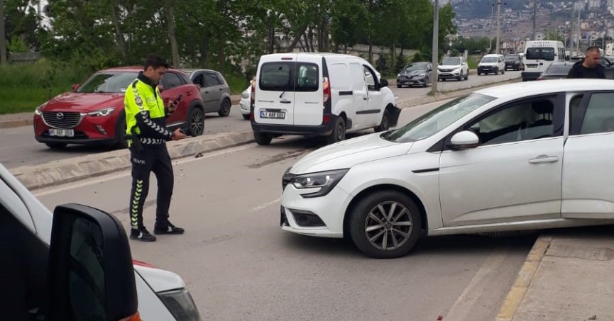 Hatalı U dönüşü kazayı beraberinde getirdi: 1’i çocuk 2 yaralı
