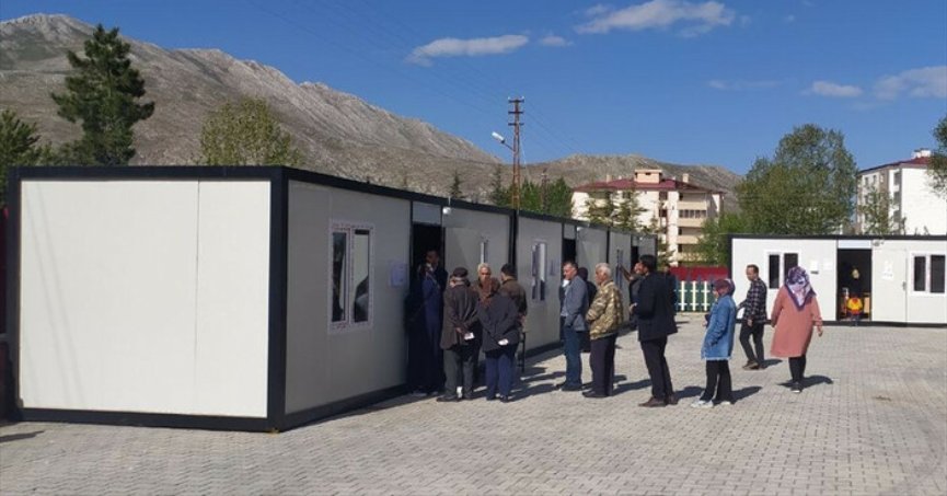 Deprem bölgelerinde oy verme işlemi devam ediyor
