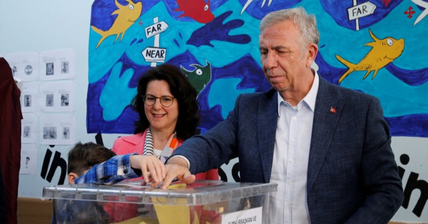 Mansur Yavaş eşi Nursen Yavaş ile birlikte oyunu kullandı