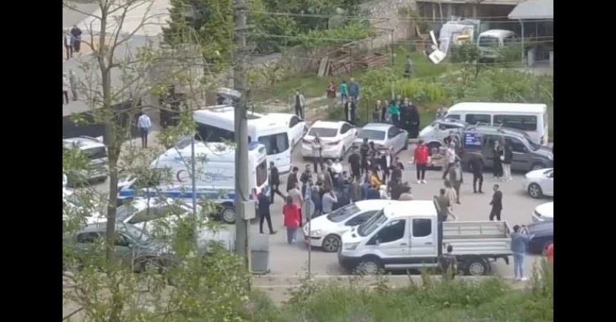 DERİNCE’DE OY KULLANMAYA GİDEN SEÇMENLER ARASINDA TRAFİK KAVGASI!