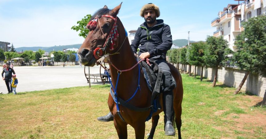 Oy kullanmaya atıyla geldi