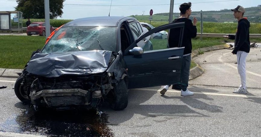 3 araç çarpıştı, 3 kişi yola savruldu: İlk müdahaleyi tesadüfen yoldan geçen ambulanstaki ekip yaptı