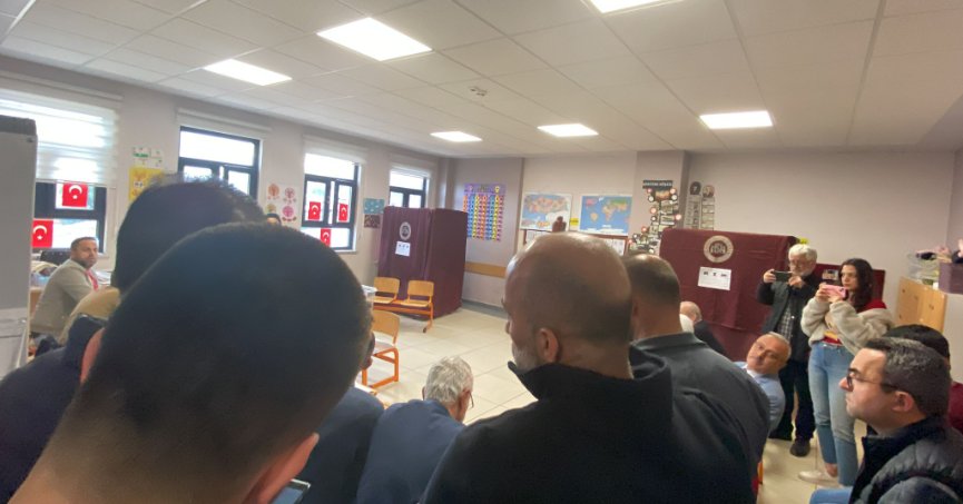 SANDIK GÖREVLİSİ CUMHURBAŞKANI ADAYLARININ SOYADINI SÖYLEMEYİNCE TARTIŞMA ÇIKTI!