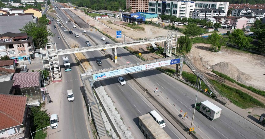 D-100 Karayolu üstgeçidi tamamlanmak üzere