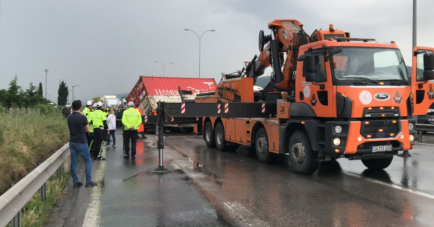 TEM'de tır makaslayınca trafik durdu, araçlar kontak kapattı
