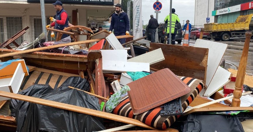 Ölen babalarının eşyalarını balkondan attılar
