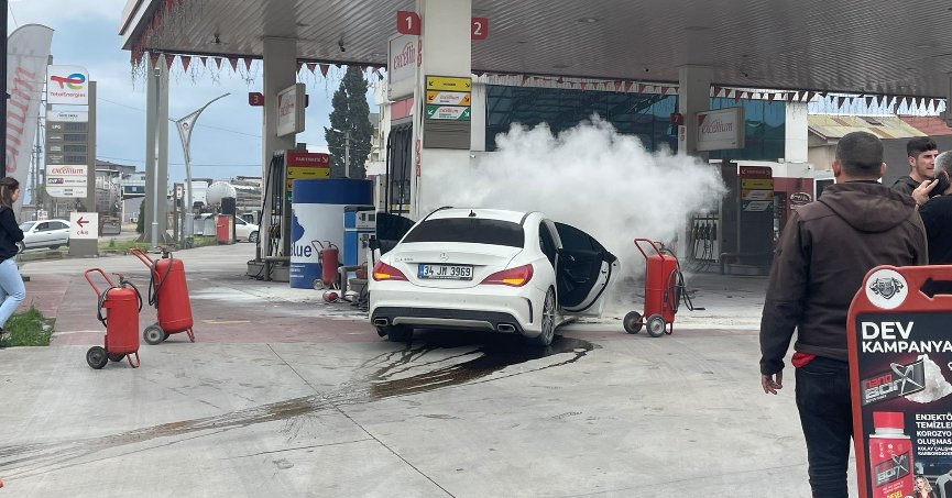 Otomobil benzin istasyonuna daldı, o anlar kameraya yansıdı
