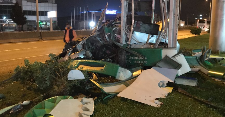 Akaryakıt istasyonunun fiyat tabelasına çarpan otomobilin sürücüsü yaralandı