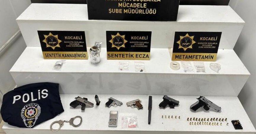 Uyuşturucu ticaretçisinin evinde polis yeleği ve kelepçe bulundu