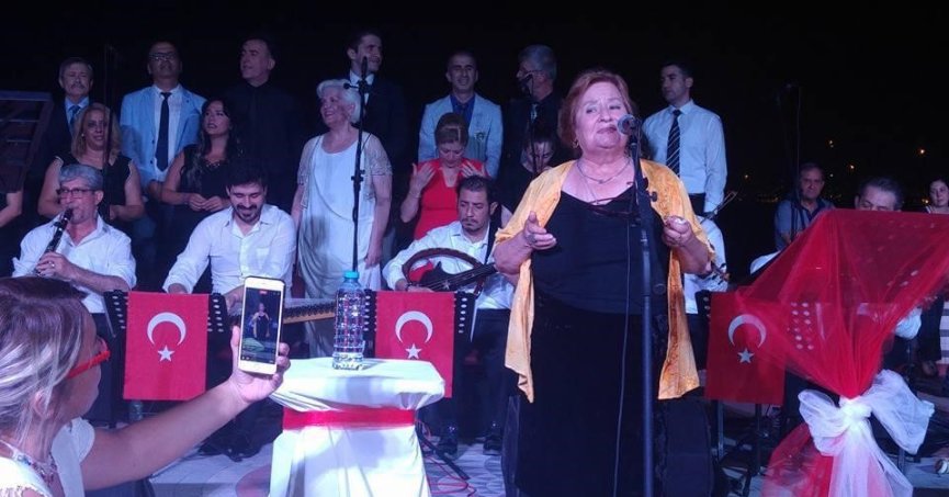 Müziğe olan aşkı yaş tanımadı, 70'inde sahnelere çıktı