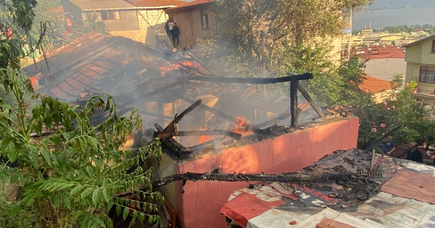 Tek katlı ev küle döndü