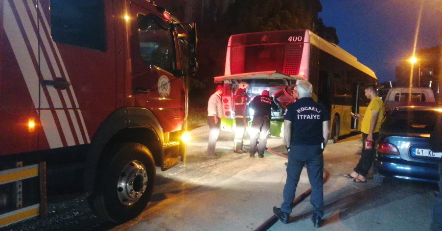 Yolcu otobüsünün motor kısmından yükselen duman korkuttu