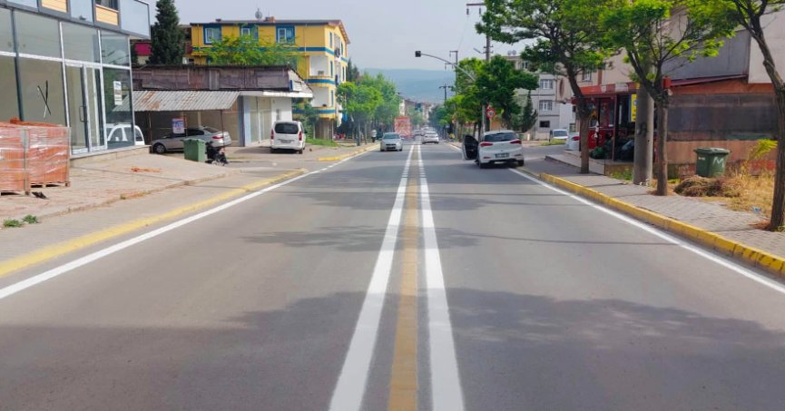 Asfaltlanan caddelerin çizgileri de çekildi